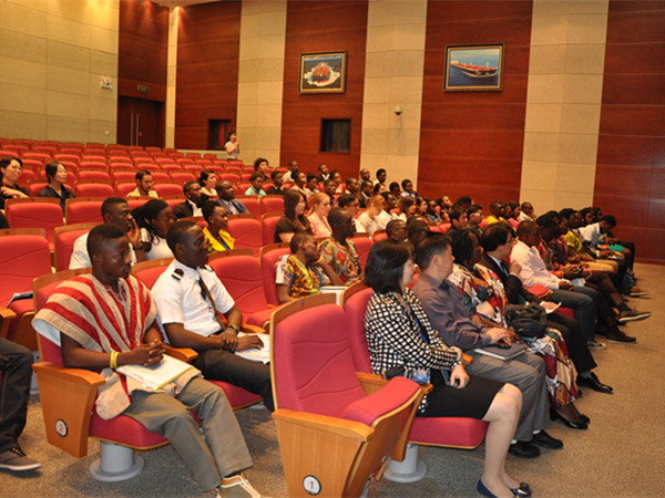 Representative teachers and all the fresh international students attended the opening ceremony