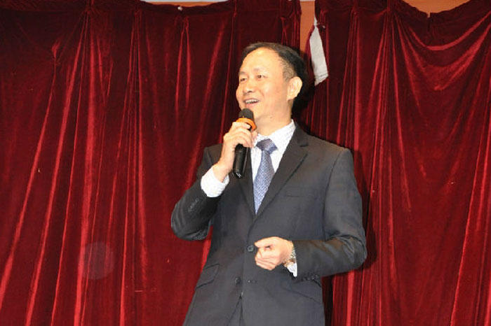 Vice President Jin Yongxing delivering a speech